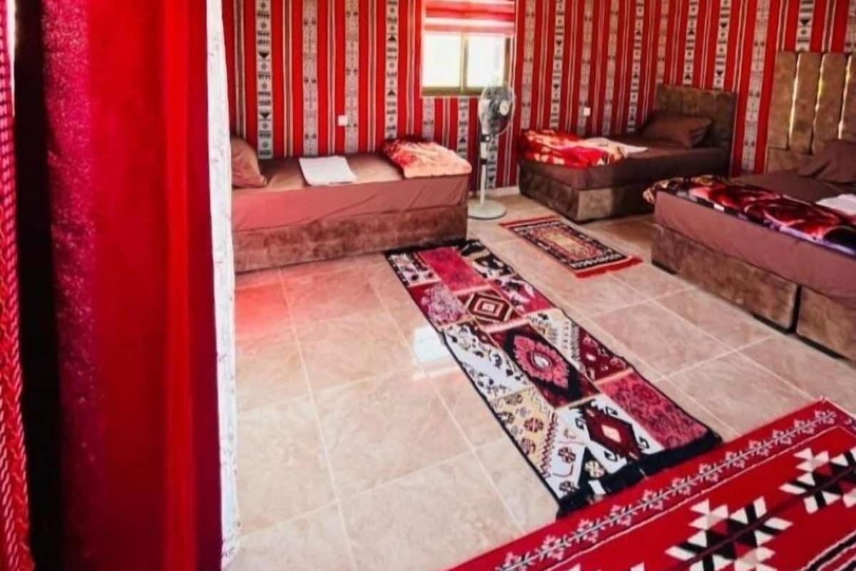 Een tentvormige kamer met streepmuren en een hoog plafond.