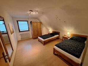 2 Schlafzimmer, Reisekinderbett, kostenloses WLAN, Bettwäsche