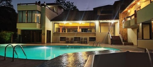 Luxury Estate for rent with pool, jacuzzi, sauna and steam room.  
