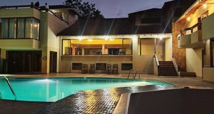 Luxury Estate for rent with pool, jacuzzi, sauna and steam room.