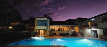 Luxury Estate for rent with pool, jacuzzi, sauna and steam room.  
