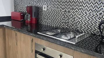 Condo Exclusive, 2 phòng ngủ, quang cảnh hồ bơi, khu vực vườn | Bếp riêng | Tủ lạnh, lò vi sóng, lò nướng, dụng cụ pha espresso