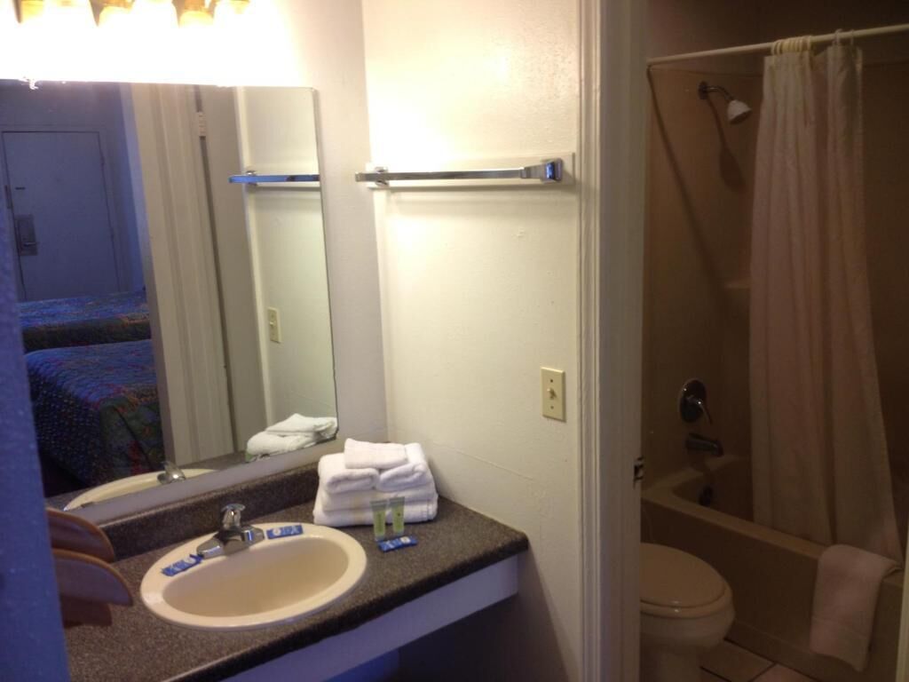 淋浴设施、大花洒淋浴喷头、毛巾、卫生纸