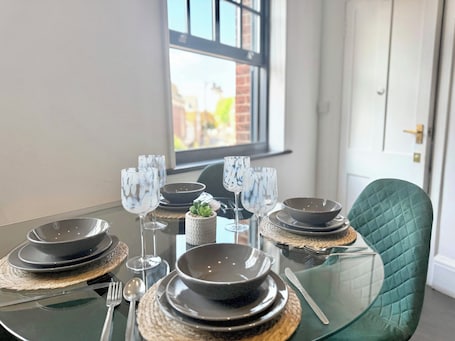 Speisen. Sleek 1 Bedroom flat in Shoreditch, Old Street