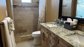 Hair dryer, towels, soap, toilet paper - Scott Beach Condos #9 (St Thomas)