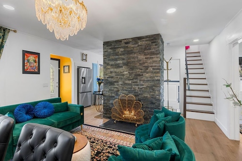 Art Deco Oasis: Pool, Hot Tub, 5 BDR, 3 BTH, 2 King Beds, Arcade, BBQ,  4 TV's