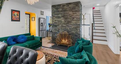 Art Deco Oasis: Pool, Hot Tub, 5 BDR, 3 BTH, 2 King Beds, Arcade, BBQ, 4 TV's