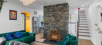 Art Deco Oasis: Pool, Hot Tub, 5 BDR, 3 BTH, 2 King Beds, Arcade, BBQ, 4 TV's