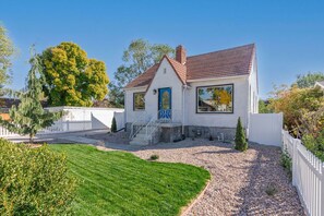 Exterior - Art Deco Oasis: Pool, Hot Tub, 5 BDR, 3 BTH, 2 King Beds, Arcade, BBQ,  4 TV's (South Salt Lake)