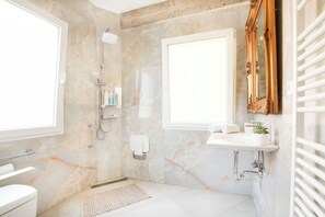 Douche, séchoir à cheveux, serviettes fournies, savon