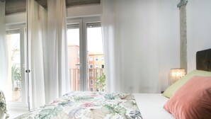 2 室のベッドルーム、セーフティボックス (室内)、アイロン / アイロン台、旅行用ベビーベッド