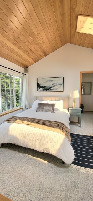 3 bedrooms, iron/ironing board, travel crib, free WiFi - One of a Kind- Working Lighthouse! (Brookings)