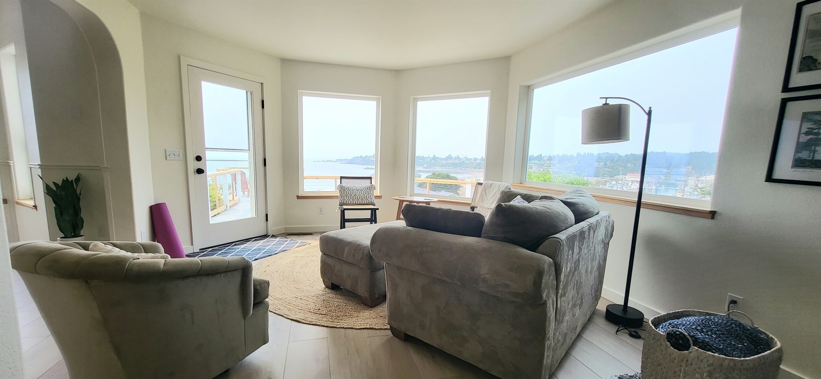 Een smart-tv en boeken