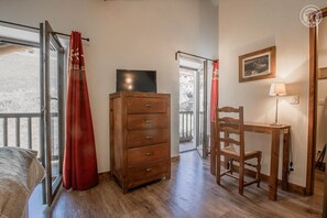 2 bedrooms, iron/ironing board, travel crib, free WiFi