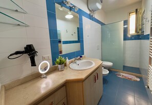 Dusche, Haartrockner, Bidet, Seife