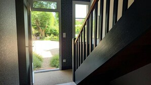Ein modernes Interieur mit einer Treppe zu einem Außenbereich.