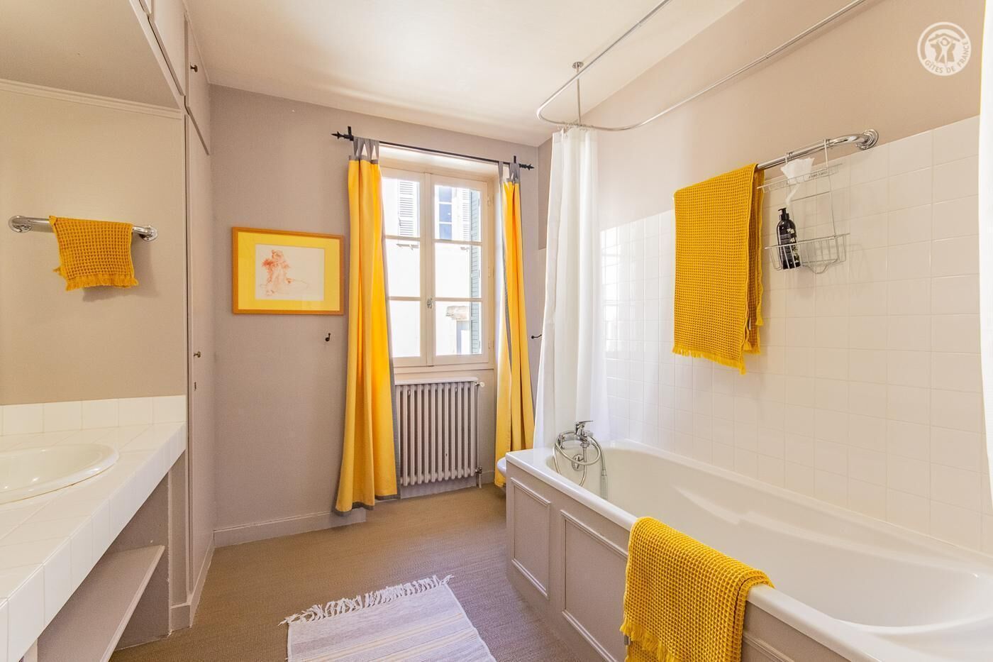 Ein Badezimmer mit Badewanne, Waschbecken und Duschbereich.