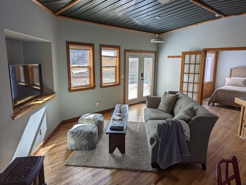 Calamity Jane's Hideaway 1-Bedroom, 1-Bath, Huge Deck, Close to Main Street