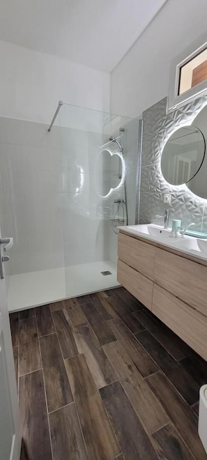 Shower - The little fisherman's cottage (NAINTRE)