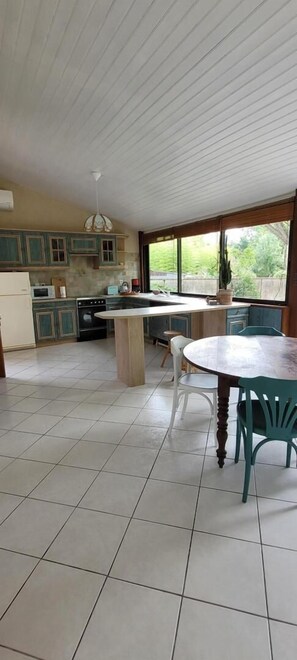 Dining - The little fisherman's cottage (NAINTRE)