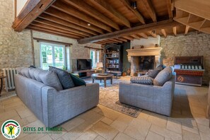 Fernseher, Kamin, DVD-Player, Tischfußball