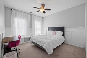 5 bedrooms, iron/ironing board, WiFi, bed sheets - Charming Raleigh Retreat: Central, Connected & Close to I-540! (Raleigh)