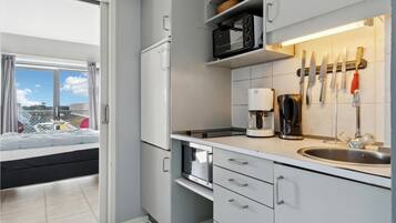 Fridge, stovetop, coffee/tea maker