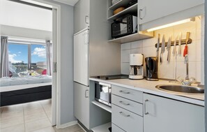 Refrigerador, microondas, parrilla de estufa y cafetera y tetera 
