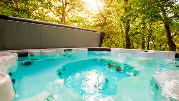 Tina de hidromasaje al aire libre