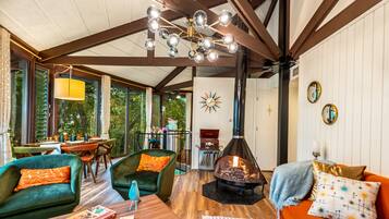 Smart TV, chimenea, videojuegos y futbolito