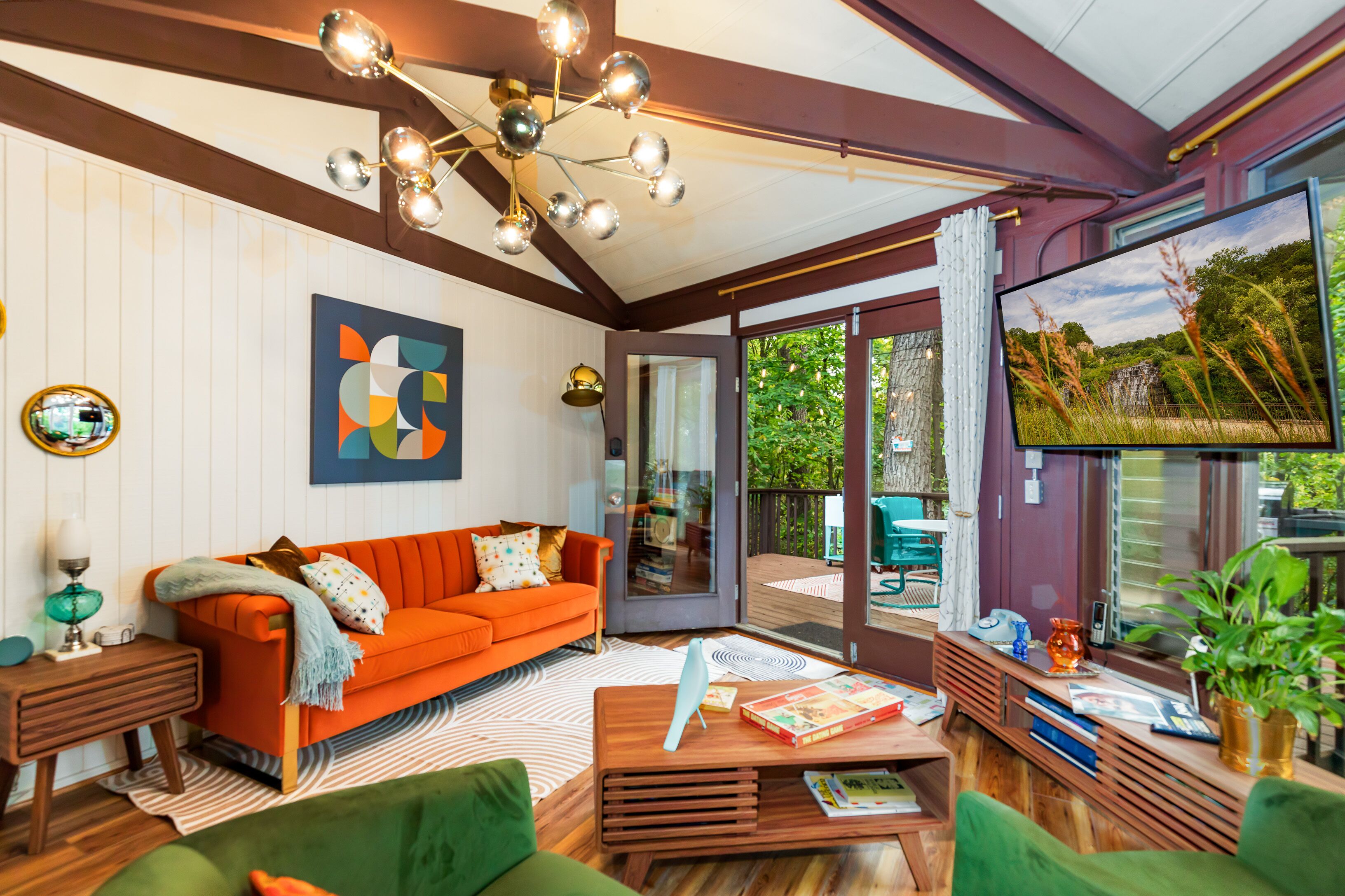 Älytelevisio, takka, videopelejä, pöytäjalkapallopöytä