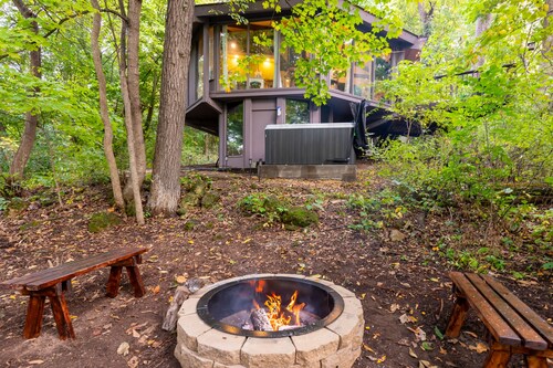 Unique octagon house in woods- Hot tub, pool, fireplace, firepit