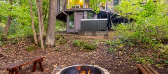 Unique octagon house in woods- Hot tub, pool, fireplace, firepit