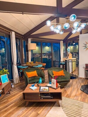 Interior - Unique octagon house in woods- Hot tub, pool, fireplace, firepit (Galena)