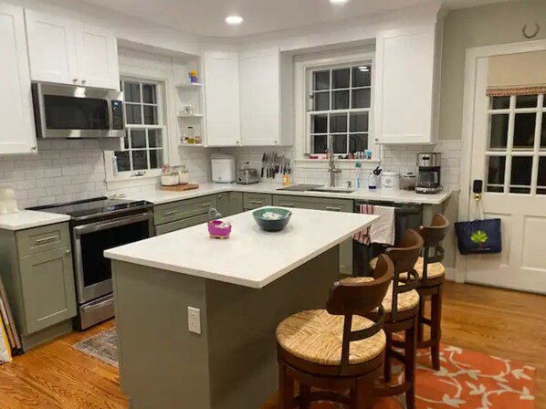 Private kitchen - Charming Kentucky home! Walking distance to bars and restaurants. (Louisville)