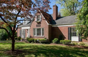 Exterior - Charming Kentucky home! Walking distance to bars and restaurants. (Louisville)