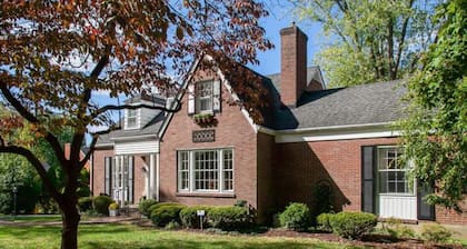 Charming Kentucky home! Walking distance to bars and restaurants.