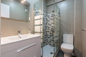 Secadora de cabello, toallas, jabón, papel de baño 
