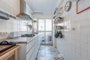 Refrigerador, microondas, parrilla de estufa y utensilios de cocina 