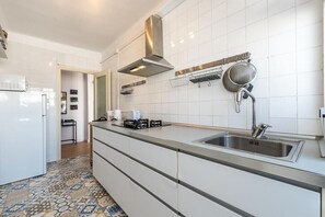 Jääkaappi, mikroaaltouuni, liesi, keittoastiat/astiat/ruokailuvälineet