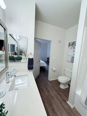 Hair dryer, towels, soap, toilet paper - Spacious 3 Bedroom, Close Venice Beach (Marina del Rey)