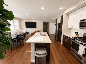 Coffee/tea maker, fridge, microwave, oven - Spacious 3 Bedroom, Close Venice Beach (Marina del Rey)