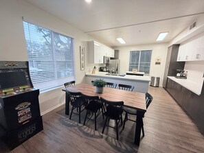 Dining - Spacious 3 Bedroom, Close to the Beach (Marina del Rey)