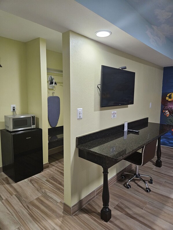 豪華客房, 2 張加大雙人床, 非吸煙房 | 浴室 | 淋浴設備、吹風機、毛巾、肥皂