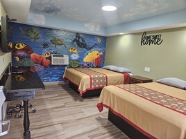 Quarto luxo, 2 camas Queen, para não fumantes | Ferros/tábuas de passar roupa, Wi-Fi de cortesia, roupa de cama