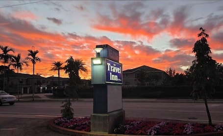 Front of property. Travel Inn of Riviera Beach