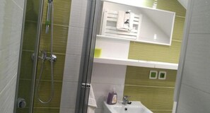 Een douche, handdoeken, toiletpapier