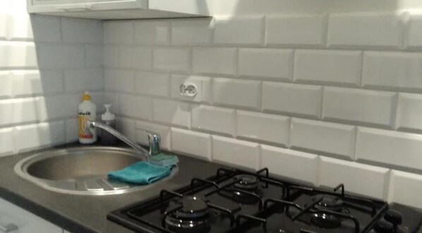 Fridge, stovetop, electric kettle, cookware/dishes/utensils