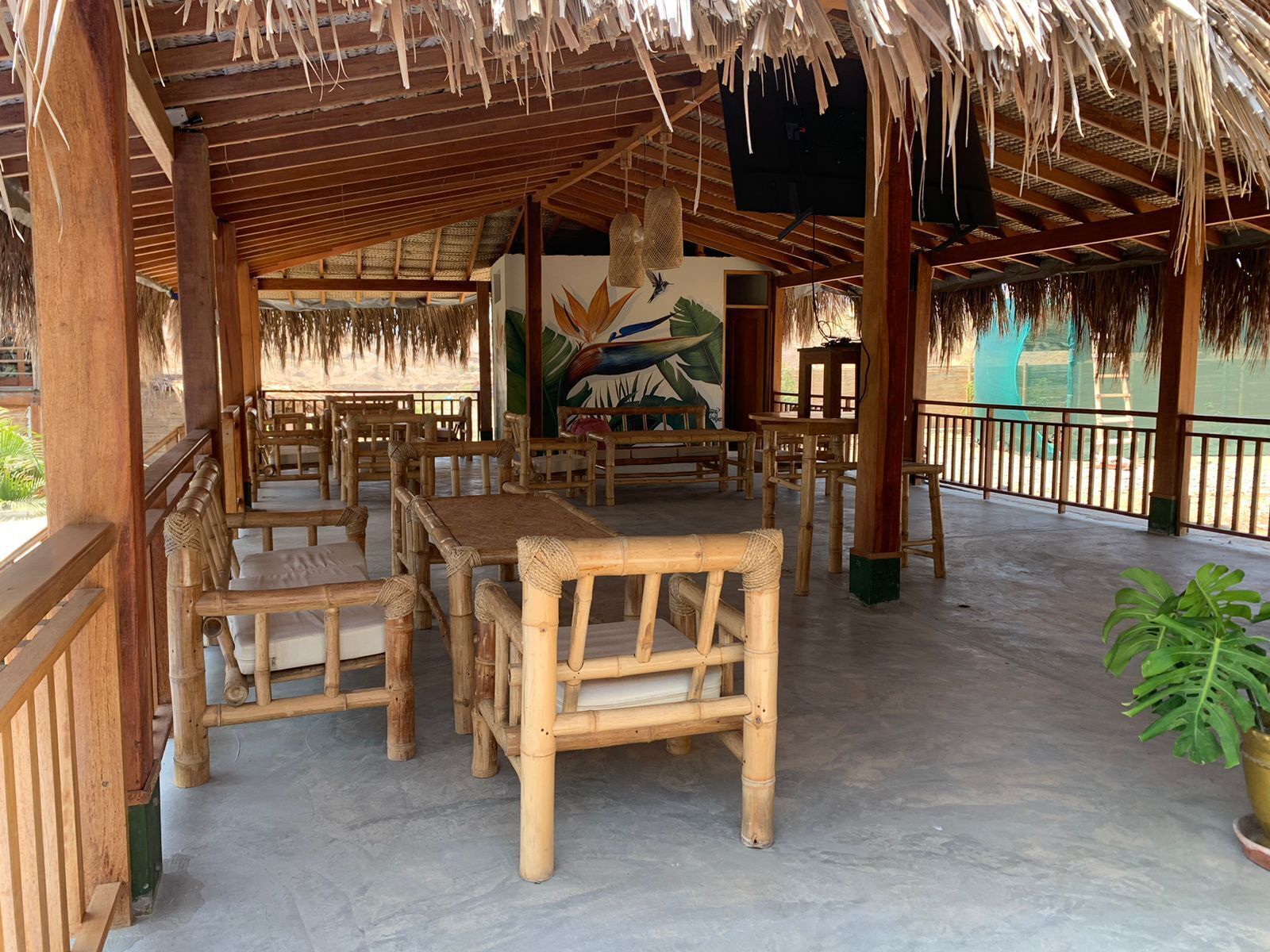 32-inch Smart TV with satellite channels, Netflix, Hulu