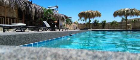 Kolam renang outdoor